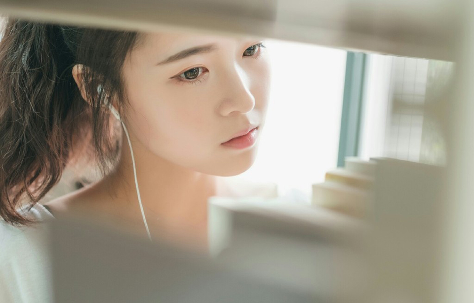 “幼常，蜀中对主公来说，太重要了，一旦输了蜀中，这天下……呵呵……”说到最后，诸葛亮悠悠的叹了口气，这种话，也只能跟马谡说说，其他人，诸葛亮不敢说，也不能说，太打击士气了。